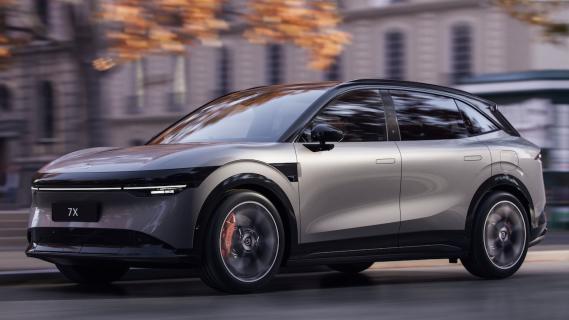 Zeekr 7X Privilege (2025) zijkant links schuin voor rijdend