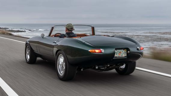 ECD Jaguar E-Type GTO Bridgewater Roadster groen (2025) zijkant links schuin achter rijdend