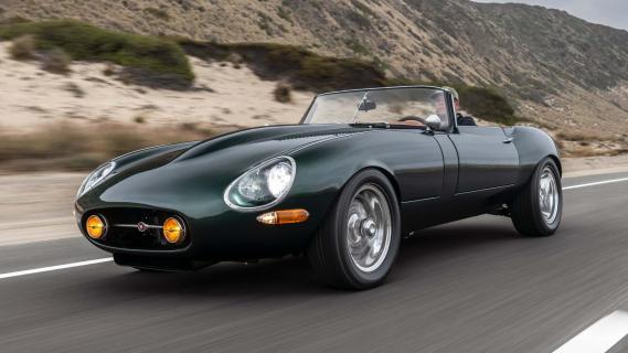 ECD Jaguar E-Type GTO Bridgewater Roadster groen (2025) zijkant links schuin voor rijdend