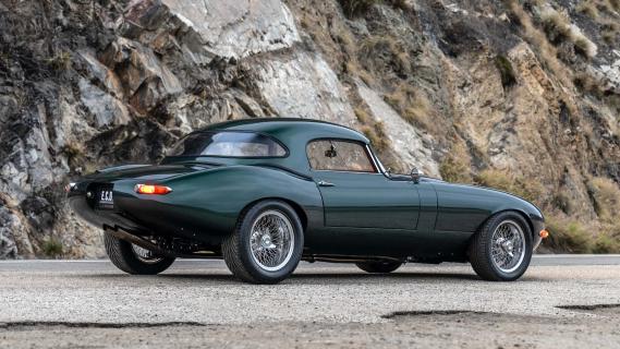 ECD Jaguar E-Type GTO Bridgewater Roadster groen (2025) zijkant rechts schuin achter