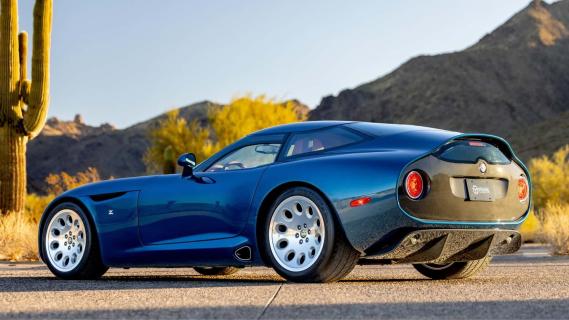 Alfa Romeo TZ3 Stradale groen (2010) zijkant links schuin achter