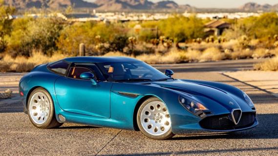 Alfa Romeo TZ3 Stradale groen (2010) zijkant rechts schuin voor