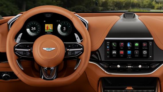 Apple CarPlay iOS 26 (2026) nieuw interface Aston Martin dashboard