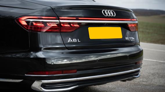 Audi A8 L (D5) zwart (2025) detail badge achterzijde