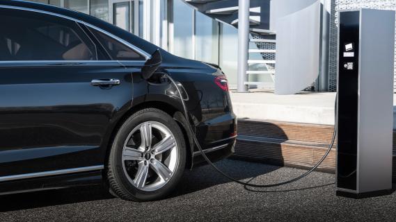 Audi A8 L (D5) zwart (2025) achterzijde