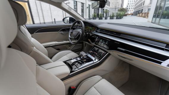 Audi A8 L (D5) zwart (2025) interieur beige