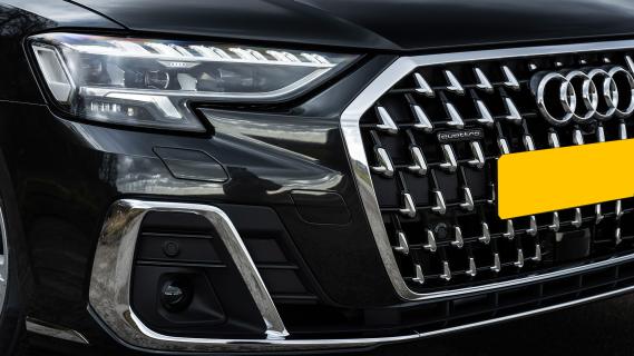 Audi A8 L (D5) zwart (2025) neus detail