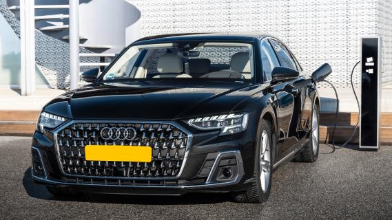 Audi A8 L (D5) zwart (2025) zijkant links schuin voor