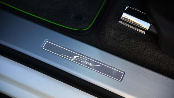 Bentley Bentayga Speed wit (2025) interieur instaplijsten