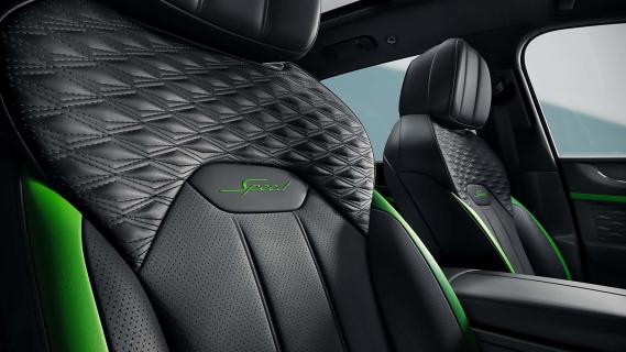 Bentley Bentayga Speed wit (2025) interieur stoelen logo