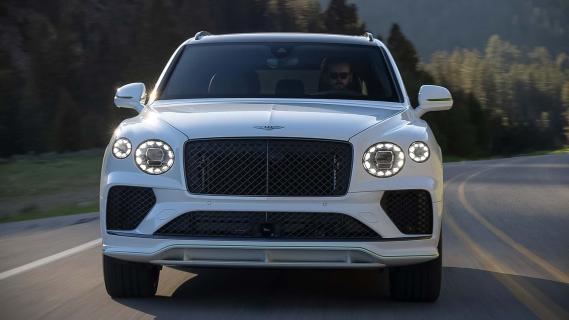 Bentley Bentayga Speed wit (2025) voorkant rijdend