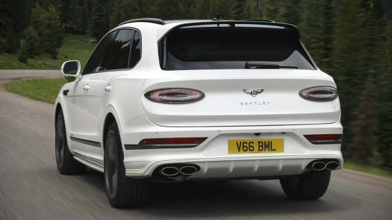 Bentley Bentayga Speed wit (2025) zijkant links schuin achter rijdend