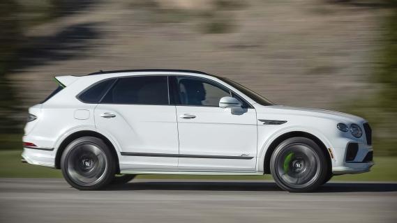 Bentley Bentayga Speed wit (2025) zijkant rechts rijdend