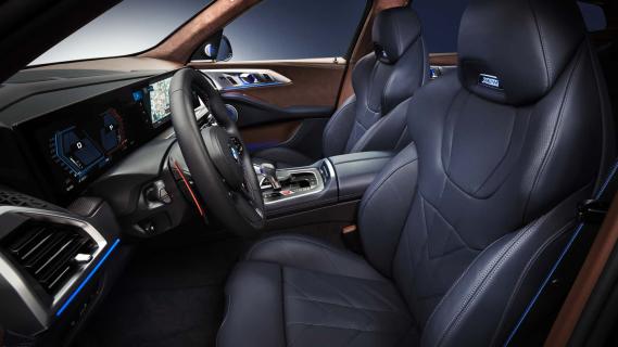 BMW XM Label (2025) blauw interieur zijkant