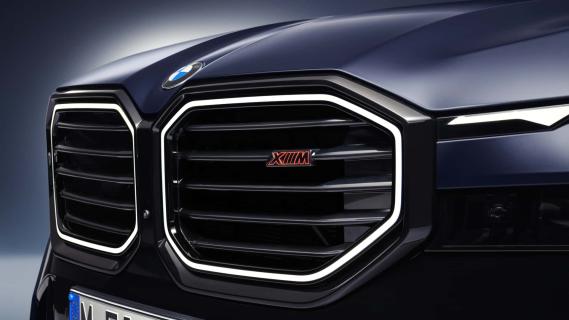 BMW XM Label (2025) blauw zijkant links schuin voor detail grille