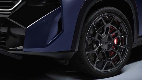 BMW XM Label (2025) blauw zijkant links schuin voor detail velg