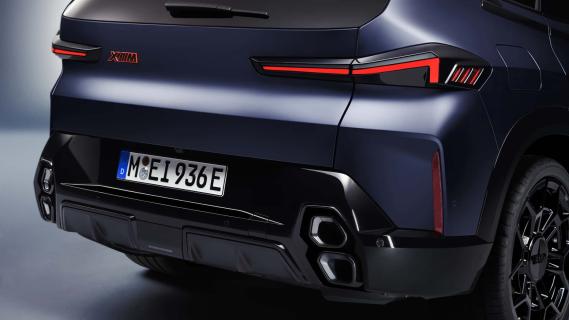 BMW XM Label (2025) blauw zijkant rechts schuin achter