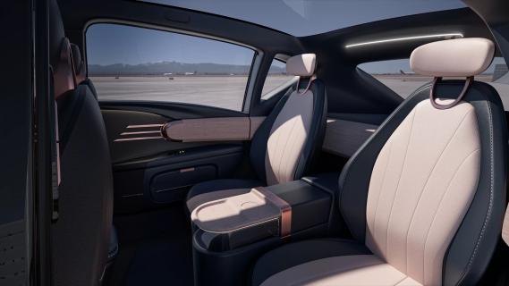 Dacora Motors (2025) interieur achterkant stoelen