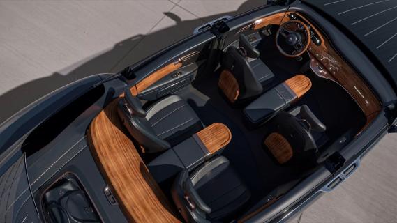 Dacora Motors (2025) interieur bovenkant blauw houtinleg
