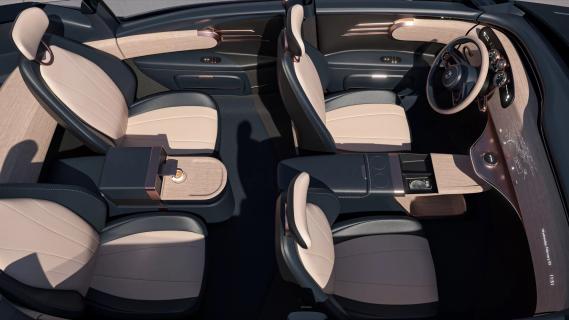 Dacora Motors (2025) interieur zijkant stoelen