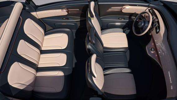 Dacora Motors (2025) interieur zijkant bank