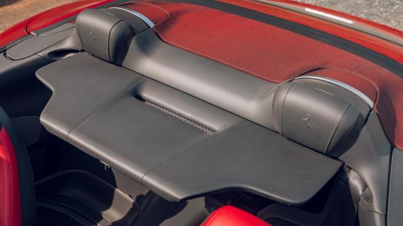 Ferrari Roma Spider rood interieur achterbank
