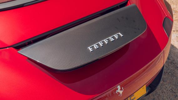 Ferrari Roma Spider rood achterzijde achterspoiler
