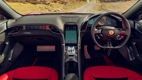 Ferrari Roma Spider interieur dashboard
