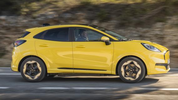 Ford Puma Gen E blauw (2025) zijkant rechts rijdend