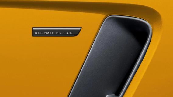 Jaguar F-Pace SVR 575 Ultimate (2025) geel badge