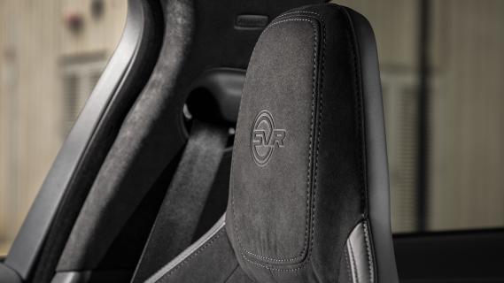 Jaguar F-Pace SVR 575 Ultimate (2025) interieur sportstoelen hoofdsteunen