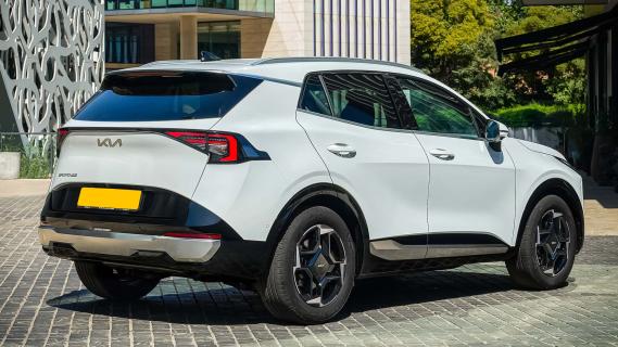 Kia Sportage (2025) wit zijkant rechts schuin achter