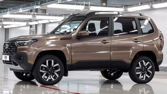Lada Niva Travel bruin (2025) links schuin voor