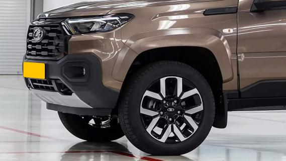 Lada Niva Travel bruin (2025) zijkant links schuin voor detail