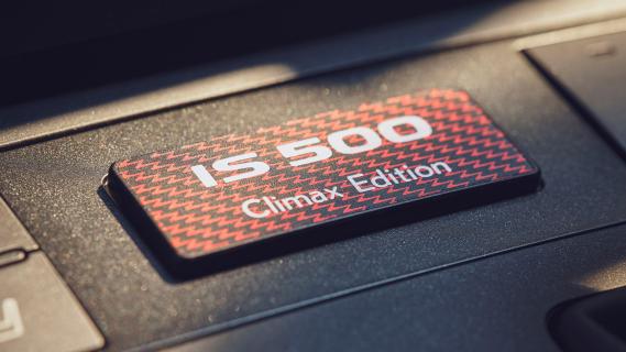 Lexus IS500 Climax Edition (SE30) grijs (2025) interieur badge