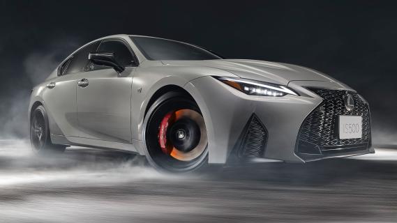 Lexus IS500 Climax Edition (SE30) grijs (2025) zijkant rechts schuin voor