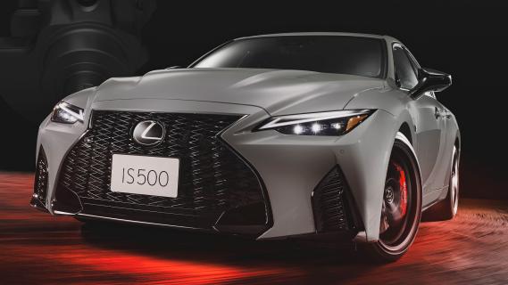 Lexus IS500 Climax Edition (SE30) grijs (2025) zijkant links schuin voor
