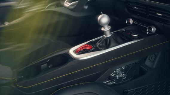 Lotus Emira Turbo SE Paars (2025) interieur automaat pookknop