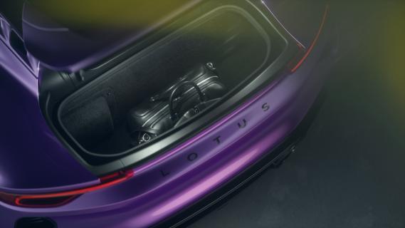 Lotus Emira Turbo SE paars (2025) kofferbak