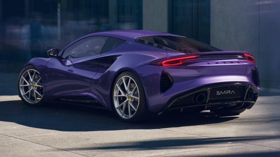 Lotus Emira Turbo SE paars (2025) zijkant link schuin achter
