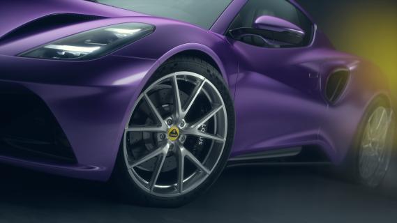 Lotus Emira Turbo SE Paars (2025) zijkant links schuin voor