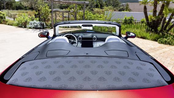 Mercedes-Maybach SL680 Monogram Series (R232) rood (2025) achterzijde dak met logo's