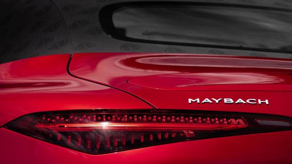 Mercedes-Maybach SL680 Monogram Series (R232) rood (2025) badge achterzijde detail