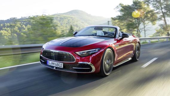 Mercedes-Maybach SL680 Monogram Series (R232) rood (2025) zijkant rechts schuin voor