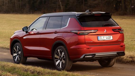 Mitsubishi Outlander PHEV rood (2025) zijkant links schuin achter