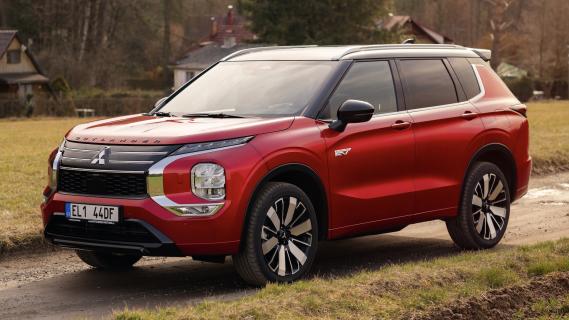Mitsubishi Outlander PHEV rood (2025) zijkant links schuin voor