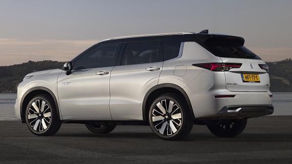 Mitsubishi Outlander PHEV wit (2025) zijkant links schuin achter