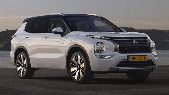 Mitsubishi Outlander PHEV wit (2025) zijkant rechts schuin voor
