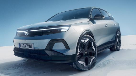 Opel Grandland AWD grijs (2025) zijkant schuin links voor