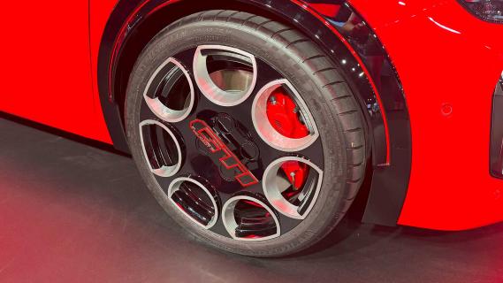 Peugeot e-208 GTi remmen en wielen (banden)